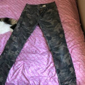 Mid wasted camouflage jeans